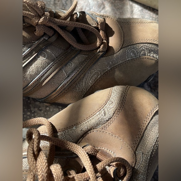 Comfy and Cute Skechers everyday shoes. - Picture 5 of 8